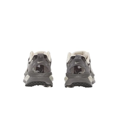 Кросівки Nike Vomero 18 Se (IF4463-002) розмір 38.5 (24.5)